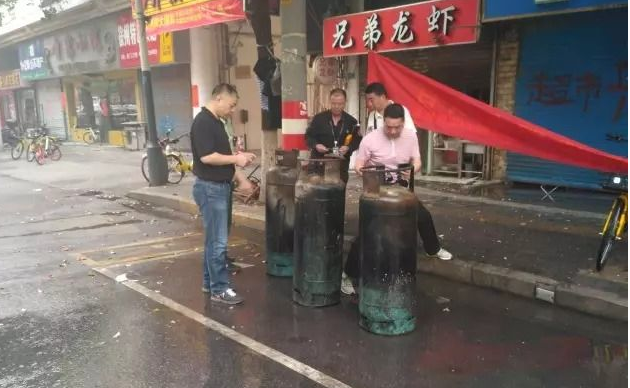南京龙虾馆液化气泄漏半条街被炸成废墟(图1)