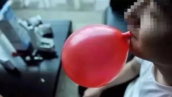 2名大学生吸食笑气面临瘫痪或截肢(图1)