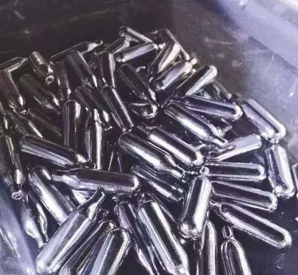 2名大学生吸食笑气面临瘫痪或截肢(图2)