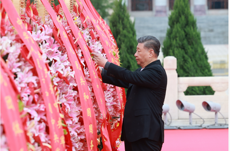 烈士纪念日向人民英雄敬献花篮仪式在京隆重举行 习近平等党和国家领导人出席(图1)